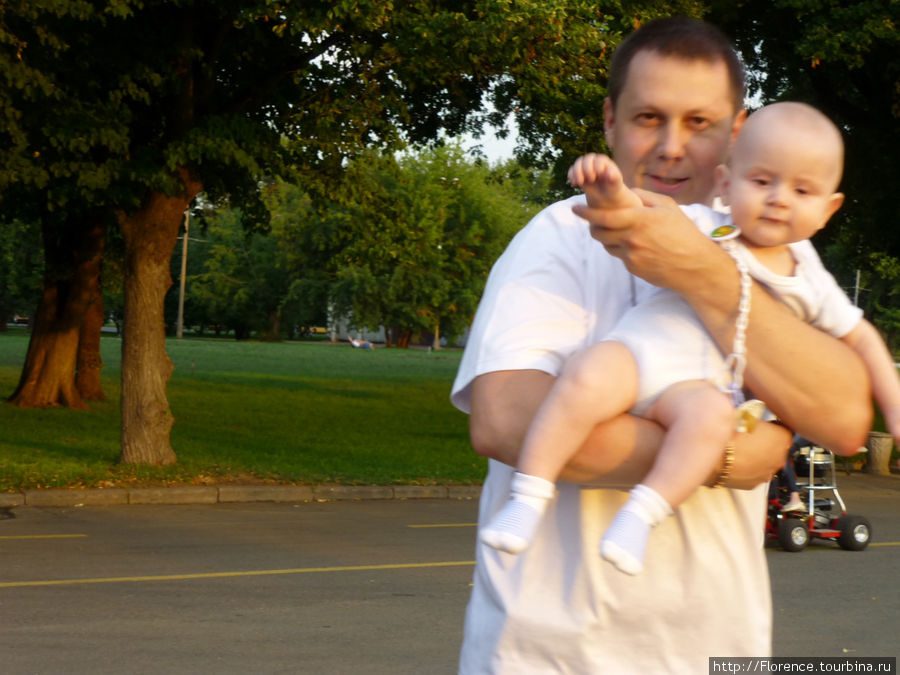 Продвинутое семейство: папа (на роликах) и ребенок Москва, Россия