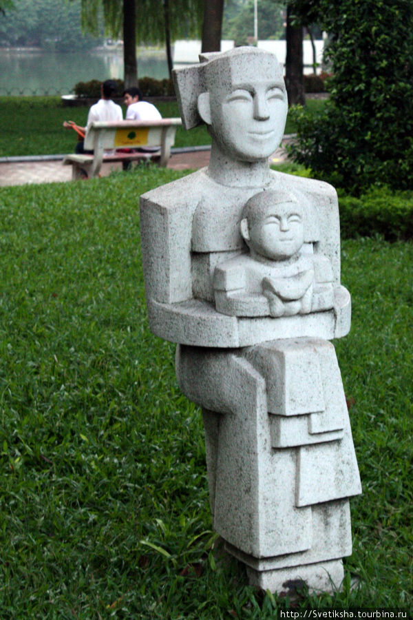 Скульптура в парке Ханой, Вьетнам
