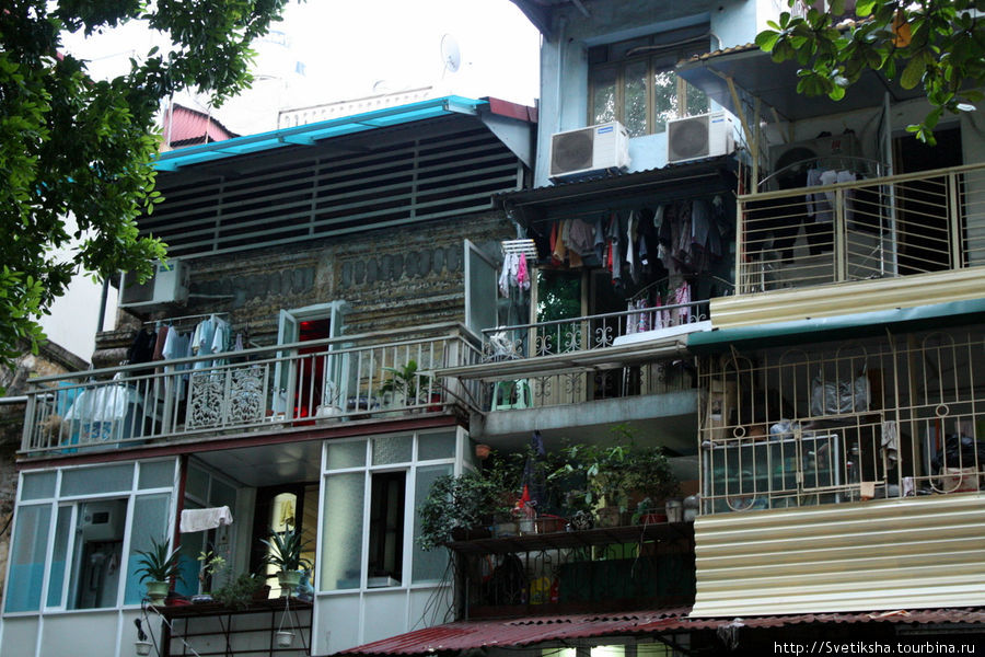 Балкончики жилых домов Ханой, Вьетнам