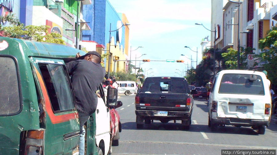 Маршрутное такси. На подножке — кондуктор и зазывала Доминиканская Республика
