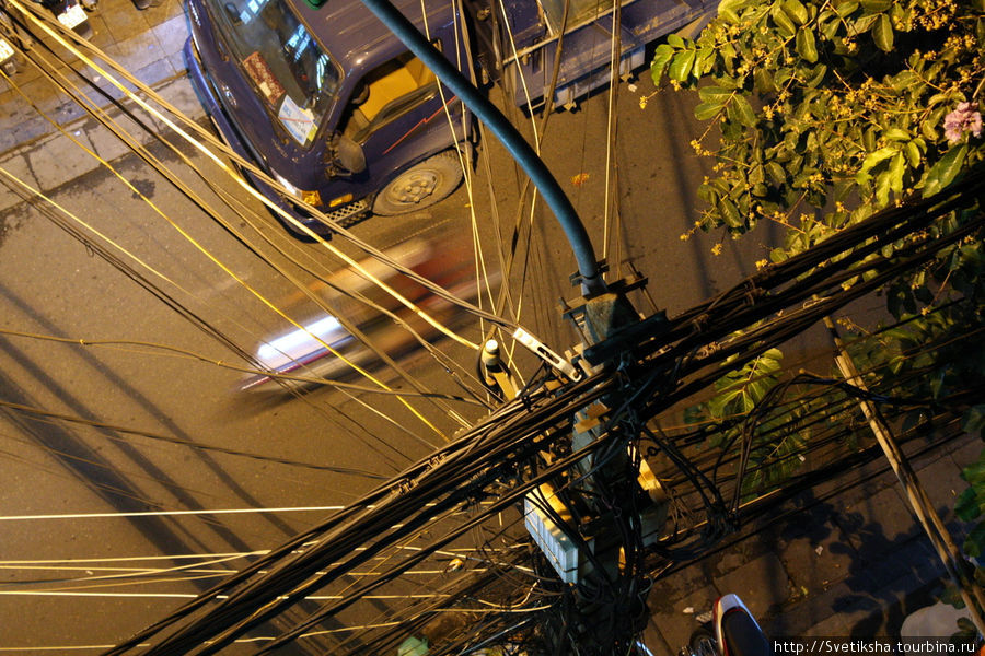 Удивительно, как фонарный столб выдерживает столько проводов Ханой, Вьетнам
