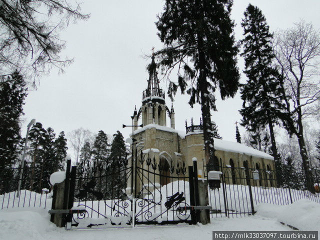 Санкт-Петербург,пос Парголово , храм святых первоверховных апостолов Петра и павла  в Шуваловском парке , архитектор — Брюллов A.П . церковь заложена летом 1831 году , строительство продолжалось более 10 лет , освещение состоялось 9 июля [ 27 июня ] 1846 год, не далеко находится склеп графа Полье ,, АДОЛЬФА могила — 1830 год , северо-западнее церкви