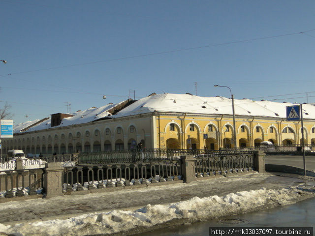 Никольский рынок , год постройки 1788-1789 год , рынок занимает большой квартал ограниченный Садовой ул 62 , Никольским пер 1 , Крюковым каналом 18