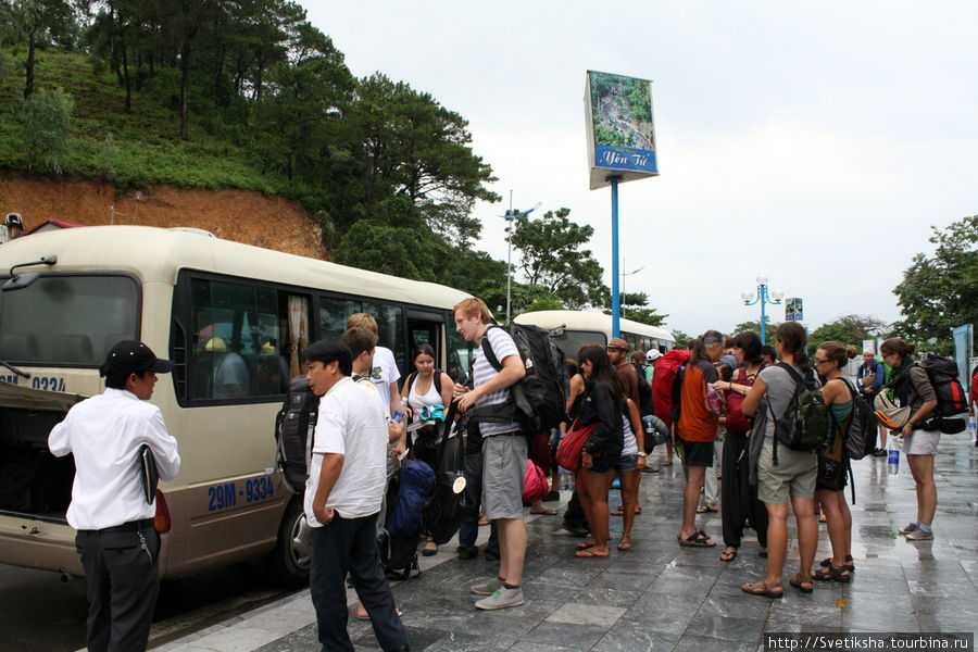 НА автобусную остановку у порта приехала очередная группа туристов Ха-Лонг, Вьетнам
