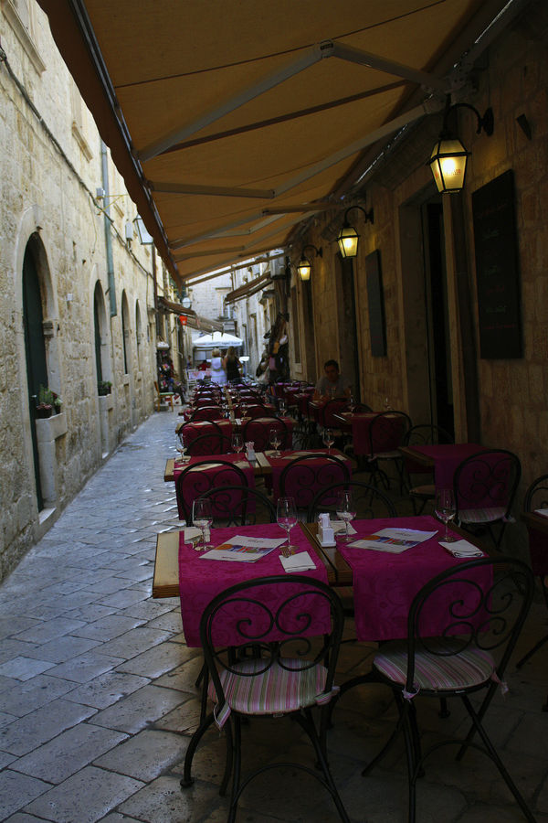 Очень рамантично смотрится, но ходить реально негде и так на всех улочках старого города.. Дубровник, Хорватия
