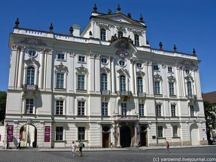 Градчаны – одно из исторических поселений Праги. Основано в 1320г бургграфом Хинеком Берка вдоль дороги из Града в северо-западную Богемию.
Архиепископский дворец, рококо. Начали строить в 1562г, потом увлеклись переделками, да так, что остановились только в 1764. Прага, Чехия