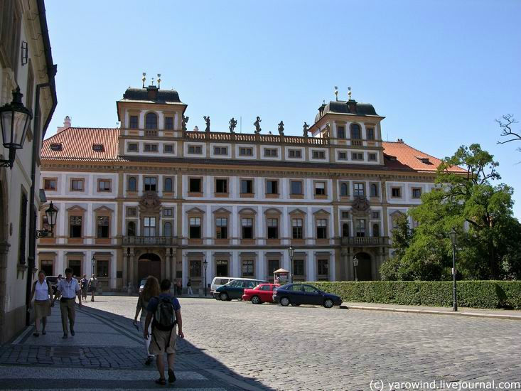 На противоположной от Града стороне Градчанской площади стоит Тосканский дворец, 1690г. До 1718 г принадлежал тосканским герцогам из-за чего и получил свое название. Сейчас здесь сидит чешский МИД. Прага, Чехия
