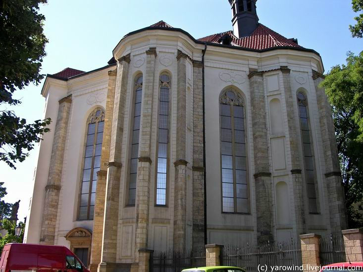 Рядом стоит церковь св. Роха. Прага, Чехия