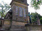 Перед церковью расположено Мемориальное кладбище, где похоронены представители чешской культурной элиты: Чапек, Сметана, Неруда и др.