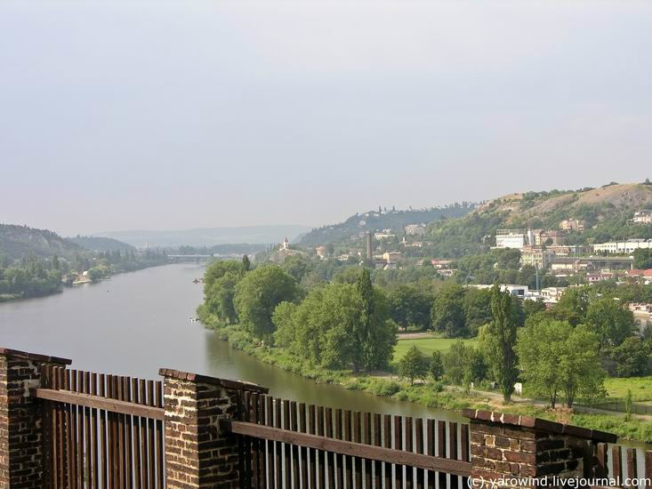 Со смотровой площадки Вышеграда открывается вид на Влтаву и другой берег. Прага, Чехия