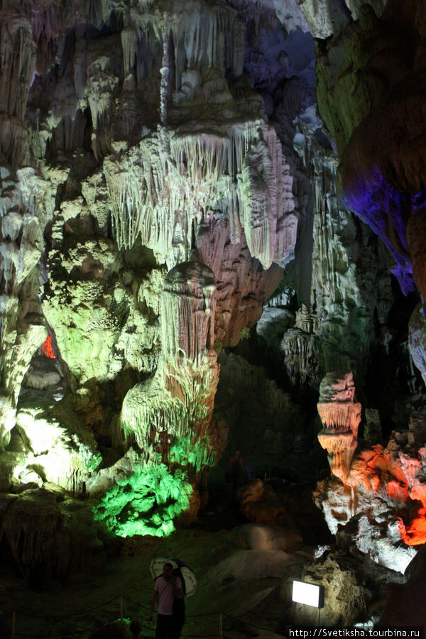 Цветные своды пещеры Тхьенкунг Халонг бухта, Вьетнам