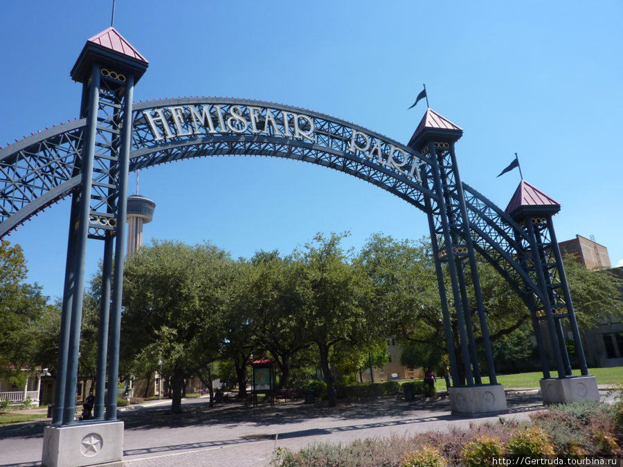 арка на входе в парк со стороны улицы Ю. Аламо (S.Alamo) Сан-Антонио, CША