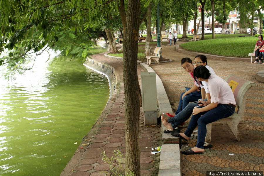 Озеро Возвращенного меча в центре Ханоя Ханой, Вьетнам