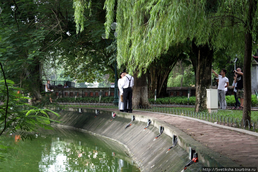 Озеро Возвращенного меча в центре Ханоя Ханой, Вьетнам