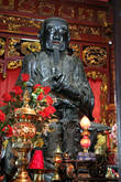 Бронзовая статуя даосского божества, в честь которого построен храм