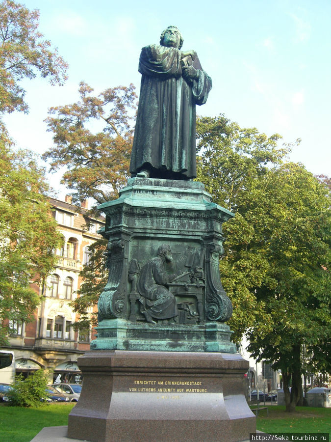 Памятник М. Лютеру Айзенах, Германия