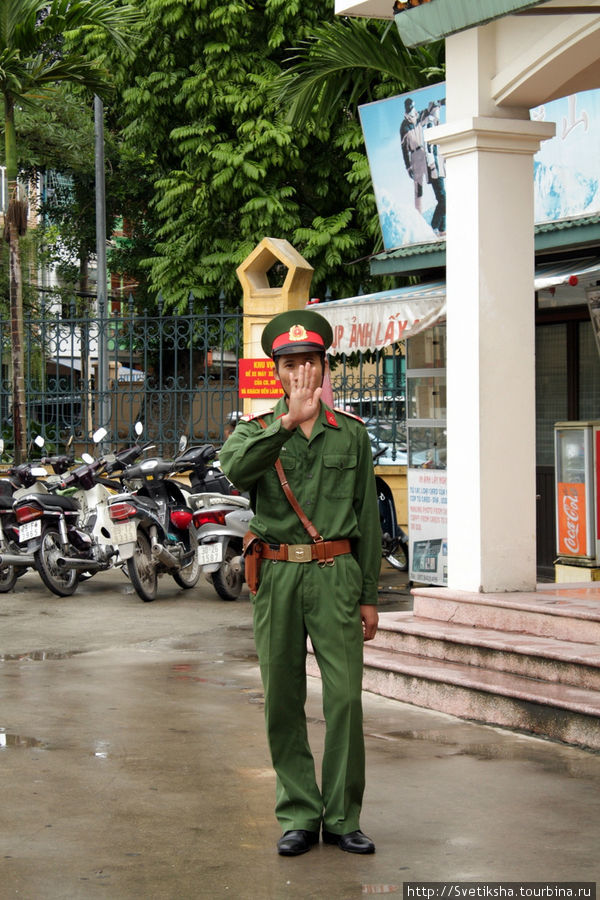 Охранник не любит фотографироваться Ханой, Вьетнам