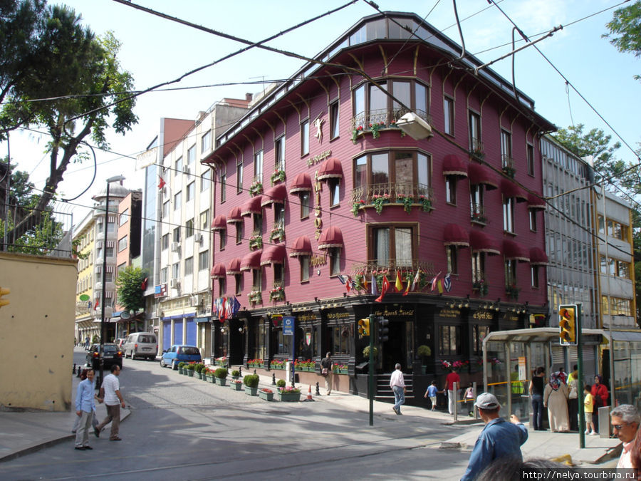 Современная и старинная архитектура как то удачно сочетаются, не нарушая ощущения именно старинного города Стамбул, Турция