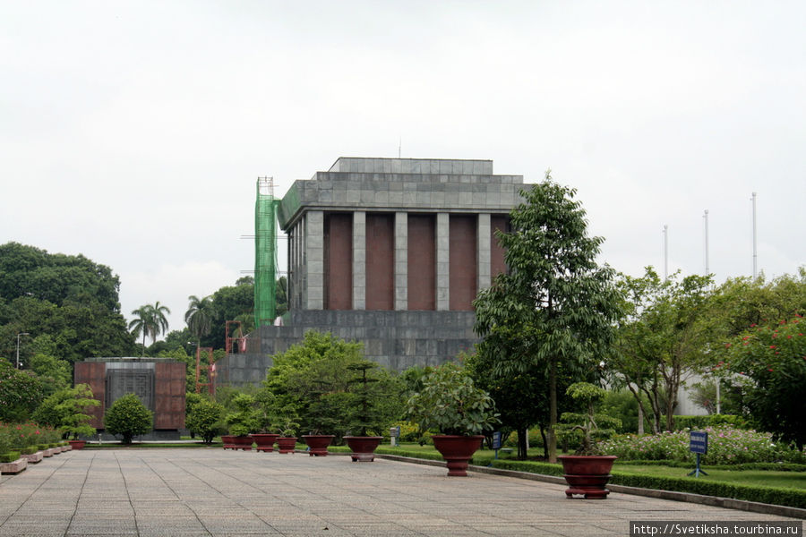 Вид сбоку на мавзолей Хо Ши Мина Ханой, Вьетнам