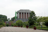 Вид сбоку на мавзолей Хо Ши Мина