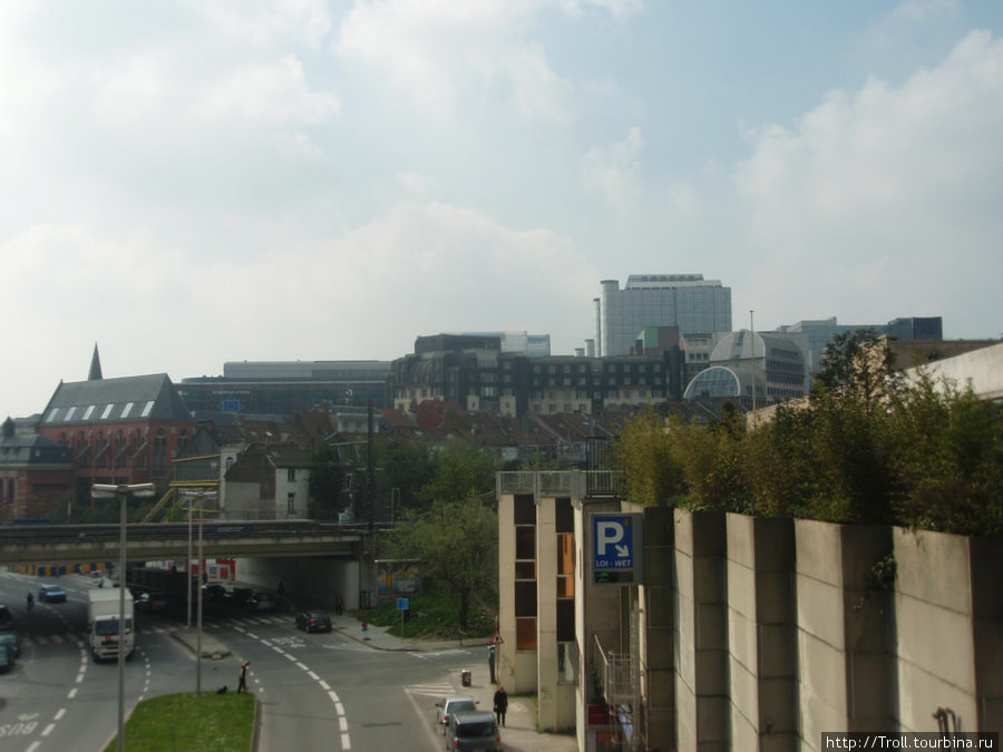 Даже на относительном удалении все еще видны отдельные здания Брюссель, Бельгия
