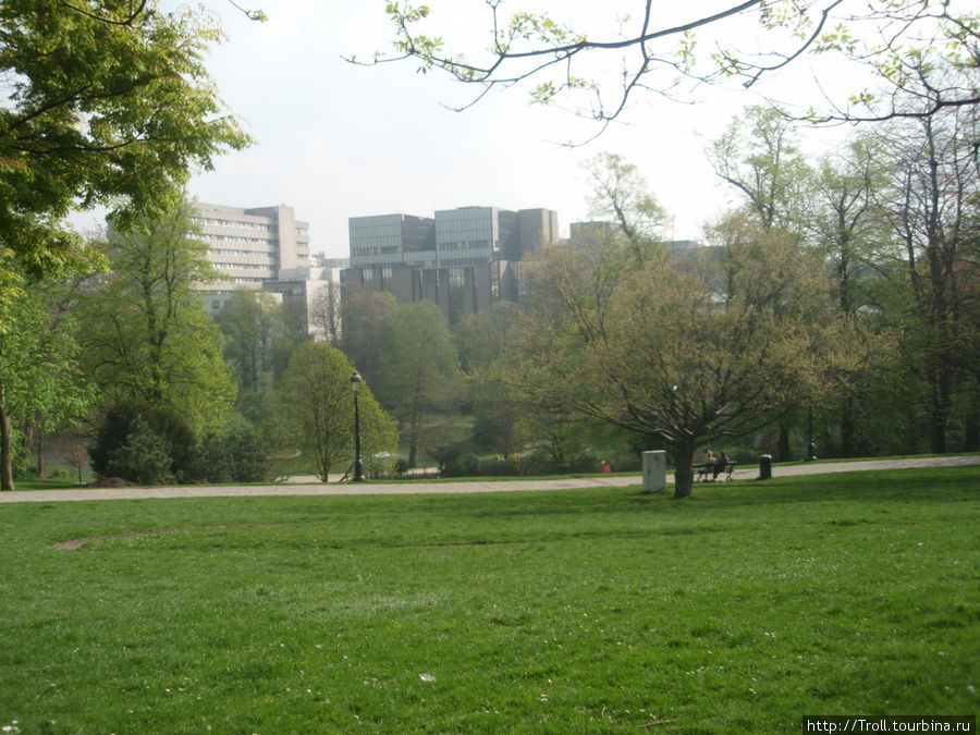 Небольшой буколический парк мирно соседствует с корпусами европарламента Брюссель, Бельгия