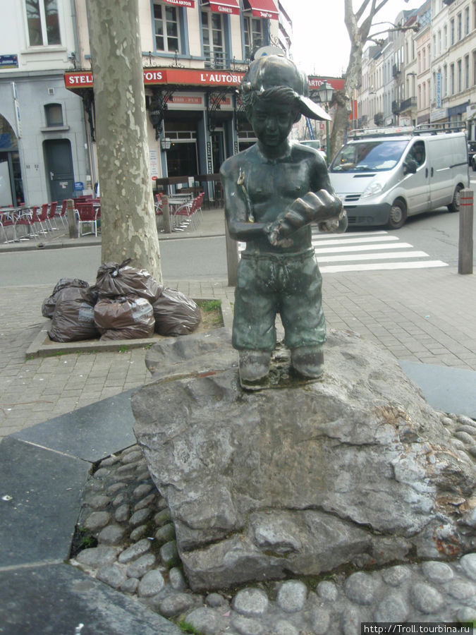 Неизвестная скульптура самого занятного вида Брюссель, Бельгия