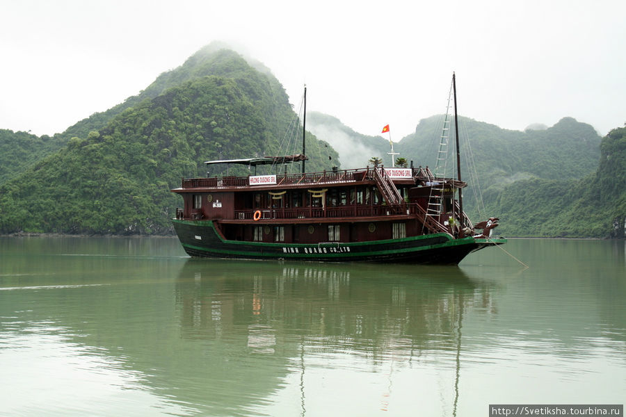 Бухта Ха-Лонг в сезон дождей Халонг бухта, Вьетнам