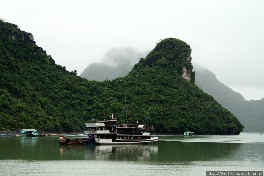 Бухта Ха-Лонг в сезон дождей Халонг бухта, Вьетнам