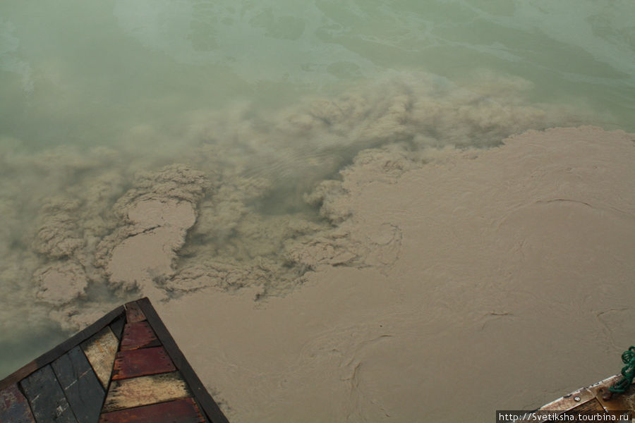 Судно поднимает со дна ил и вода приобретает бурый оттенок Халонг бухта, Вьетнам