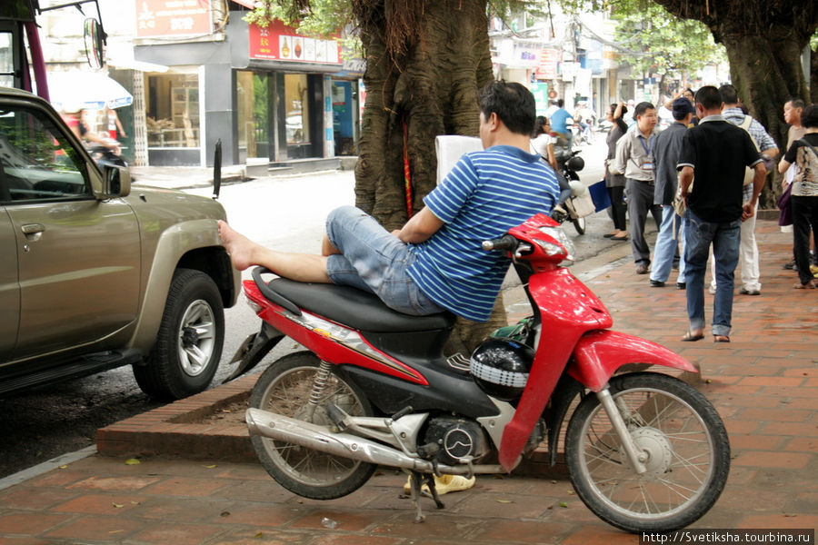 Мототаксист в ожидании клиентов у Храма Литературы, никуда не торопится Ханой, Вьетнам