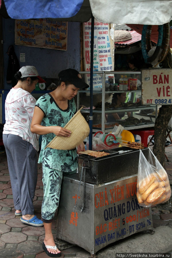Обычная продавщица уличного кафе, а педикюр а у приличной женщины. Ханой, Вьетнам