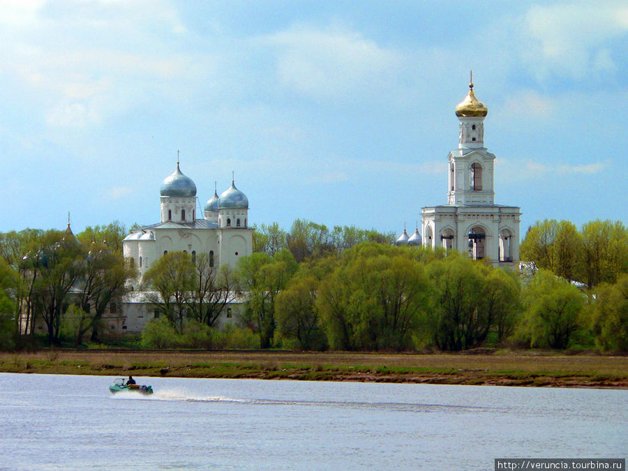 Вид на монастырь весной с реки Волхов Великий Новгород, Россия