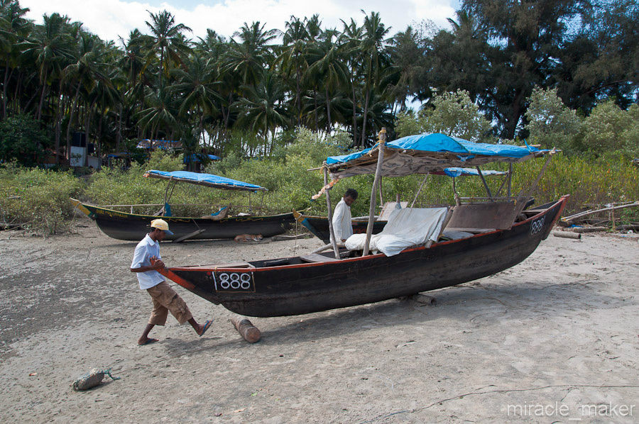 По пути на остров, есть небольшой залив, по которому местные жители организовывают довольно интересные экскурсии на вот таких прогулочных лодочках. Штат Гоа, Индия