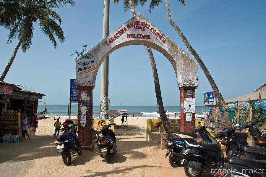 Центральный вход на пляж Палолема. Штат Гоа, Индия