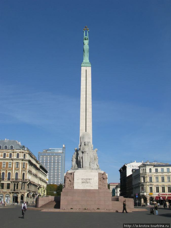 статуя свободы (построена в 1936 году и пережила весь советский период) Рига, Латвия