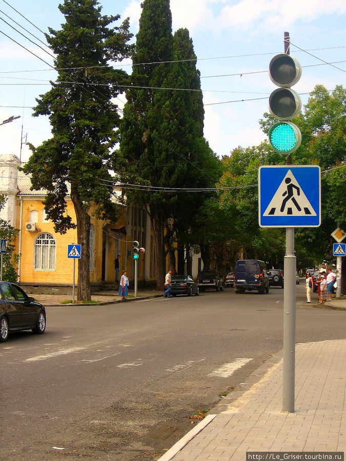 Светофоры в Абхазии можно пересчитать по пальцам. Один из немногих, который к тому же и действующих, находится в столице. Сухум, Абхазия