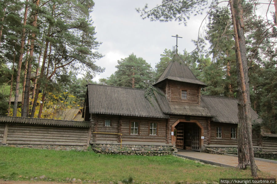 Какие-то ритуальные постройки в северной части города. Дубна, Россия