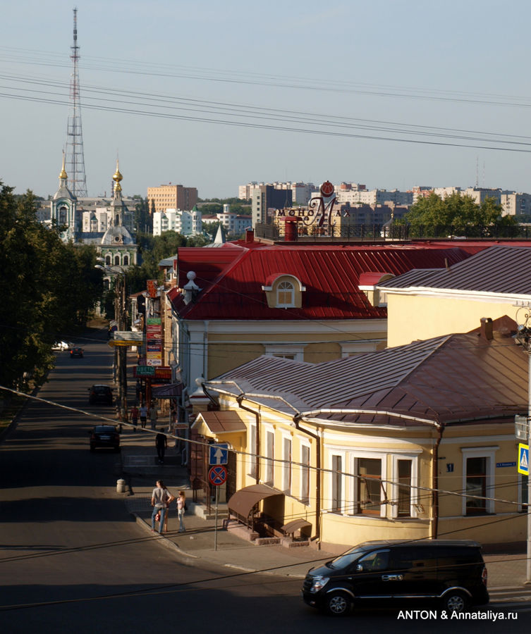 Вид на улицу с церквушками. Владимир, Россия