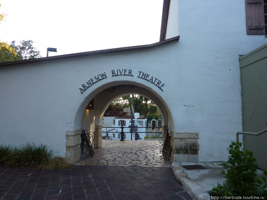 Открытый театр у реки — это вход со стороны Арт деревни Ла Виллита Сан-Антонио, CША