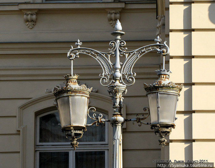 Старые фонари примыкают к дворцу. Львов, Украина