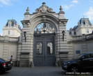 С улицы во двор ведут парадные монументальные ворота с двумя флигелями.