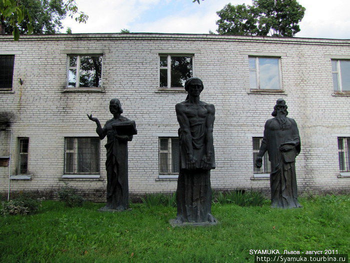 Скульптуры перед Музеем искусства древней украинской книги. Львов, Украина