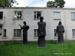 Скульптуры перед Музеем искусства древней украинской книги.