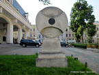 Часть территории дворца. Слева — Галерея искусств. В центре — памятный знак о пребывании в городе Т. Г. Шевченко.