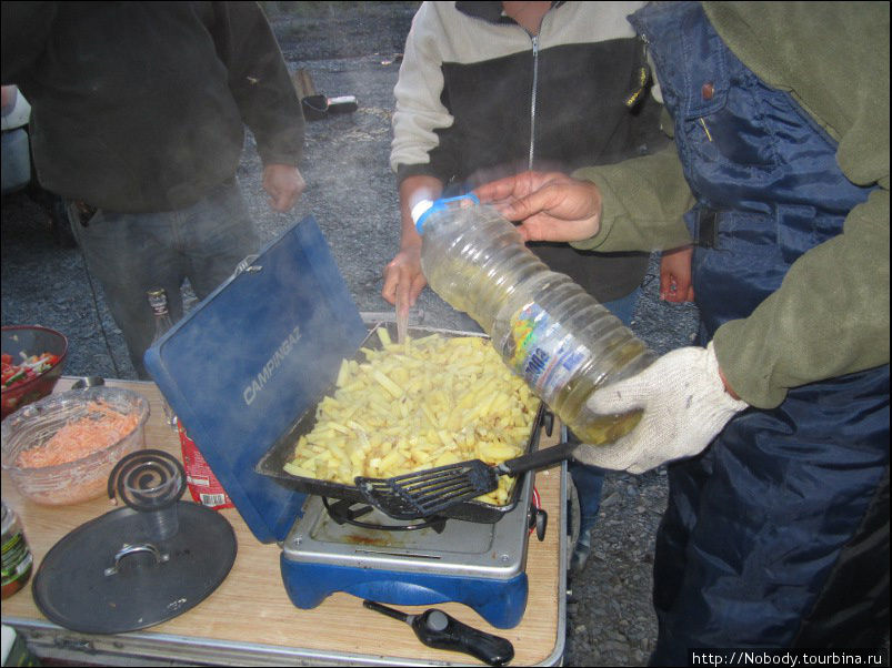 Глеб жарит картошку... Магаданская область, Россия