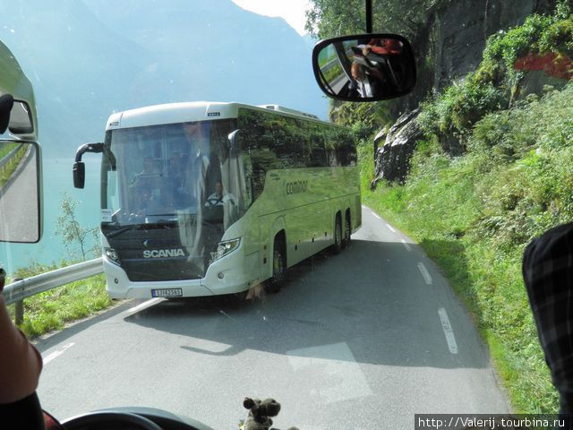 Автобусы едва разъезжаются на узких дорогах Хеллесюльт, Норвегия