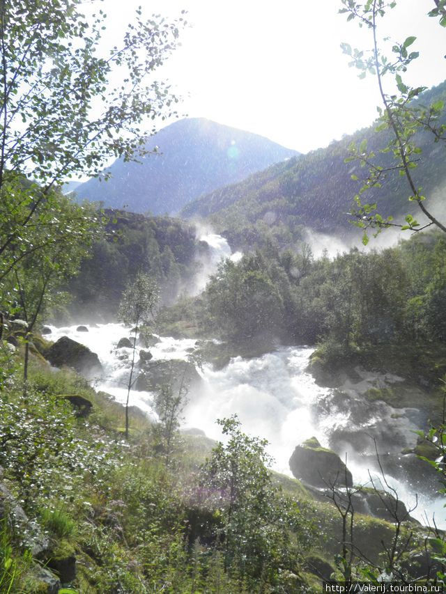 Вдали водолпад Хеллесюльт, Норвегия