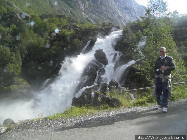 На фоне водопада Хеллесюльт, Норвегия