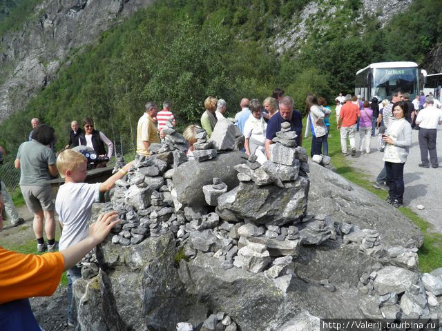 Турист — оставит после себя пирамидку из камней — верный признак, что он сюда вернется. Хеллесюльт, Норвегия